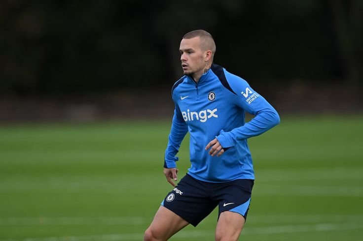 Strasbourg alongside Italian clubs are now possible destinations for the 25 year old. But he prefers to continue in England.