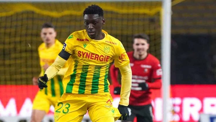 At the age of 19, Muani made his debut for Nantes in a Ligue 1 game against Saint Étienne