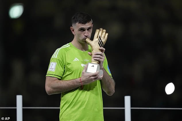 Emiliano Martinez with the 2022 FIFA World Cup Golden Glove(photo source: AP)